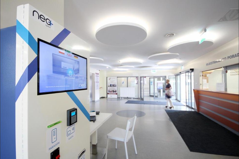 Kiosk multimedialny Neosystem w holu placówki