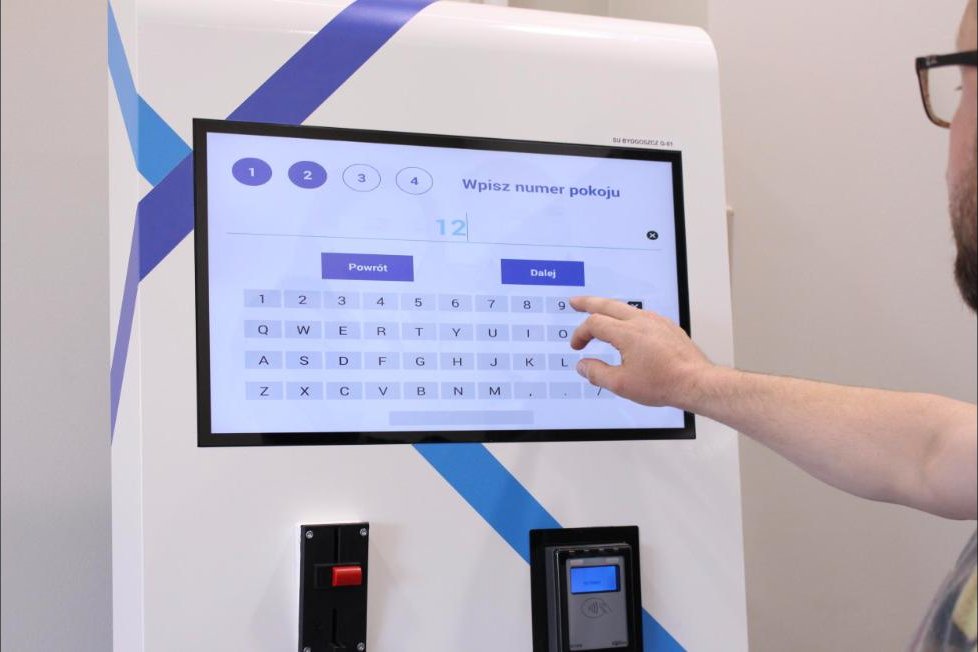 Wpisywanie numeru pokoju na ekranie kiosku