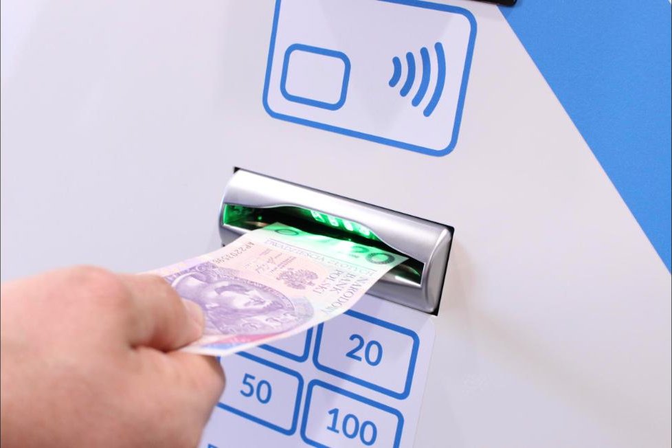Płatność gotówką w kiosku Neosystem