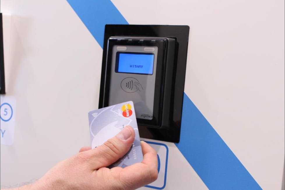 Płatność zbliżeniowa kartą przy kiosku Neosystem