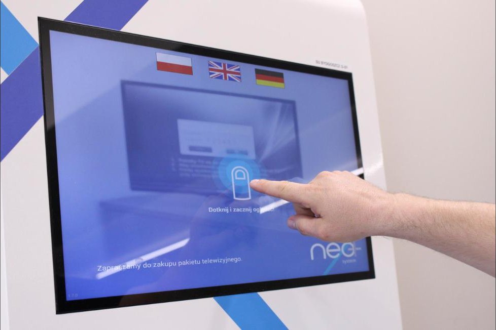 Ekran powitalny kiosku Neosystem z wyborem języka